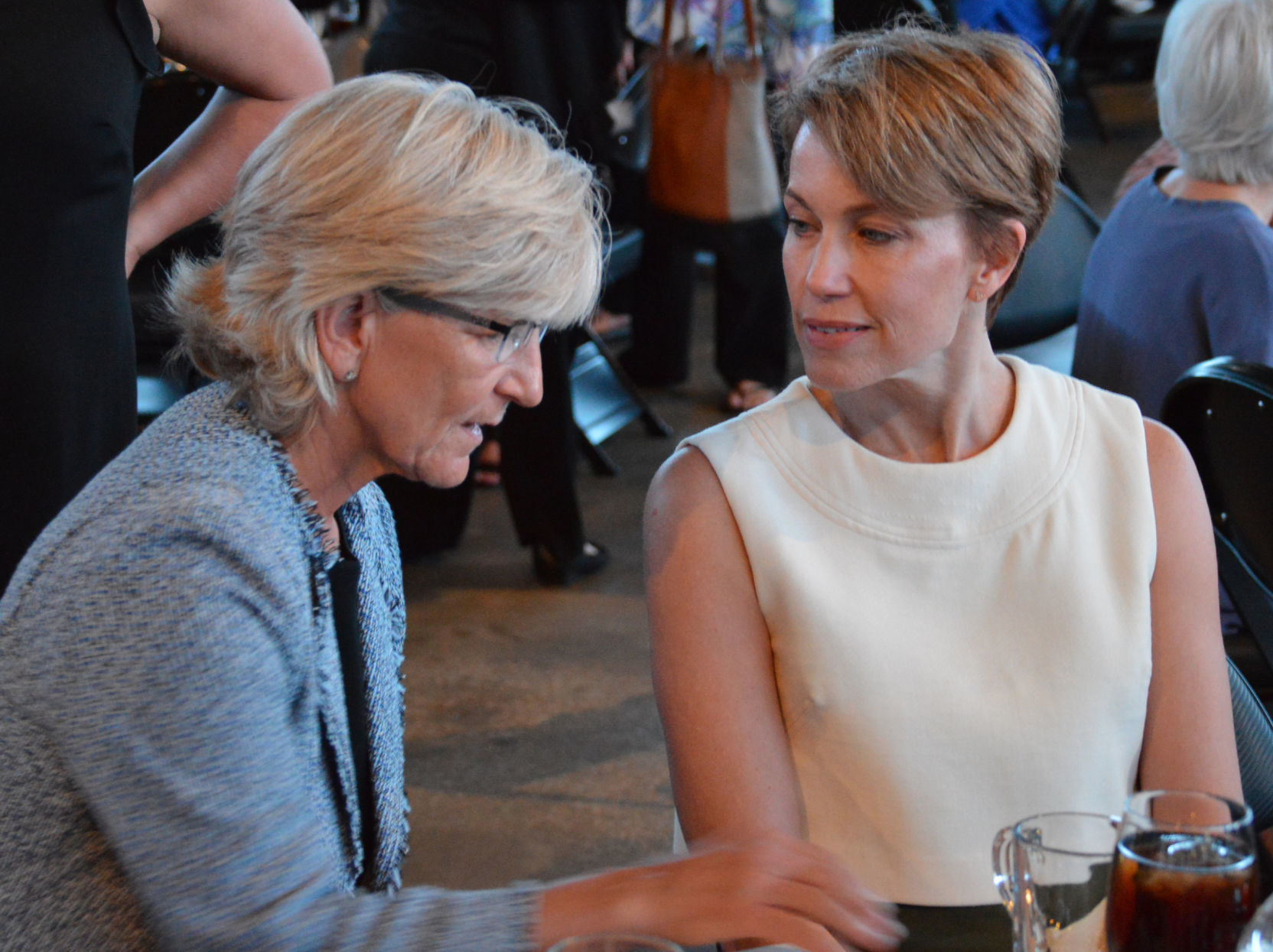Rhonda Revelle visits with Mayor Leirion Gaylor Baird.JPG